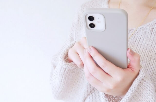 電話をする女性の写真